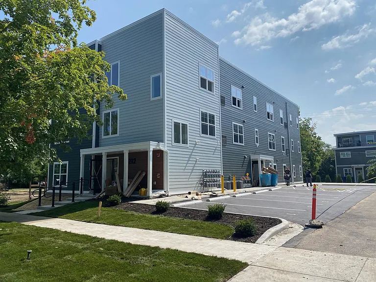 2212 W Stewart Ave #6 — Photo 1