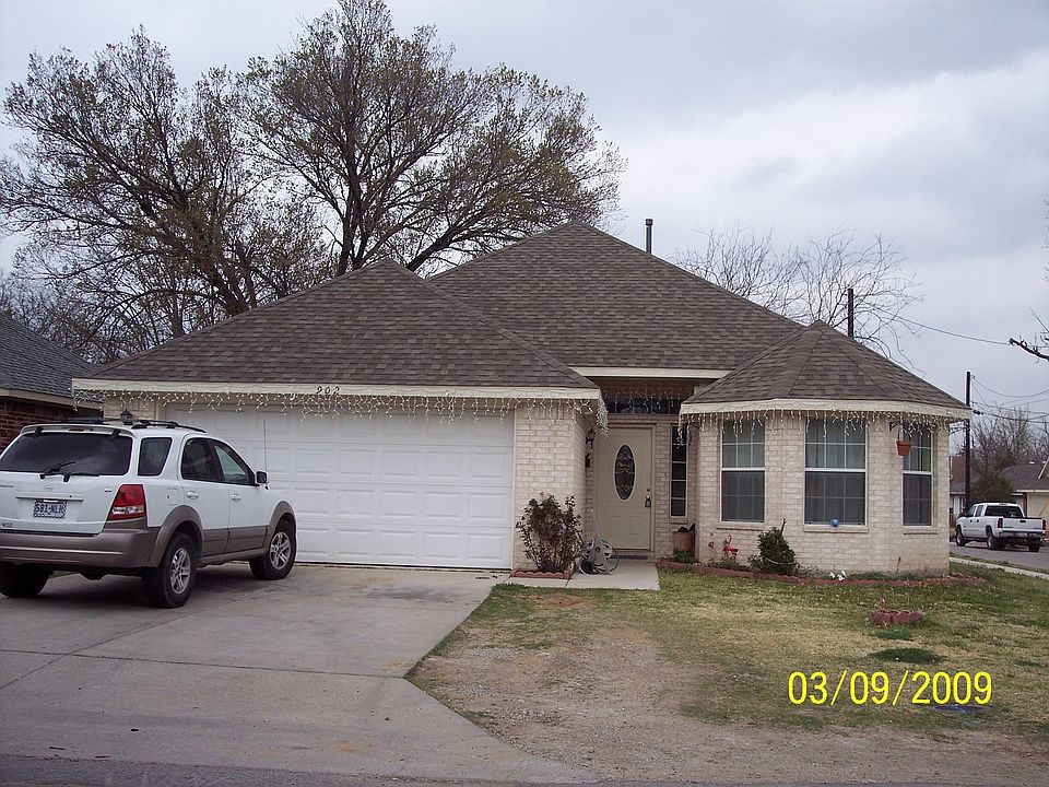 1st image of 902 W Josephine St