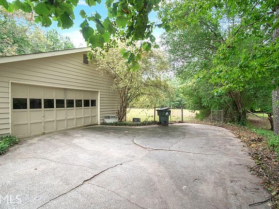 4th image of 275 White Oak Way