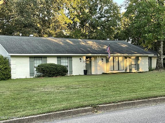 2nd image of 204 Edgewood Dr