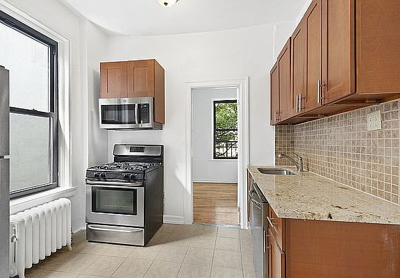 3rd image of 585 Park Pl APT 3l
