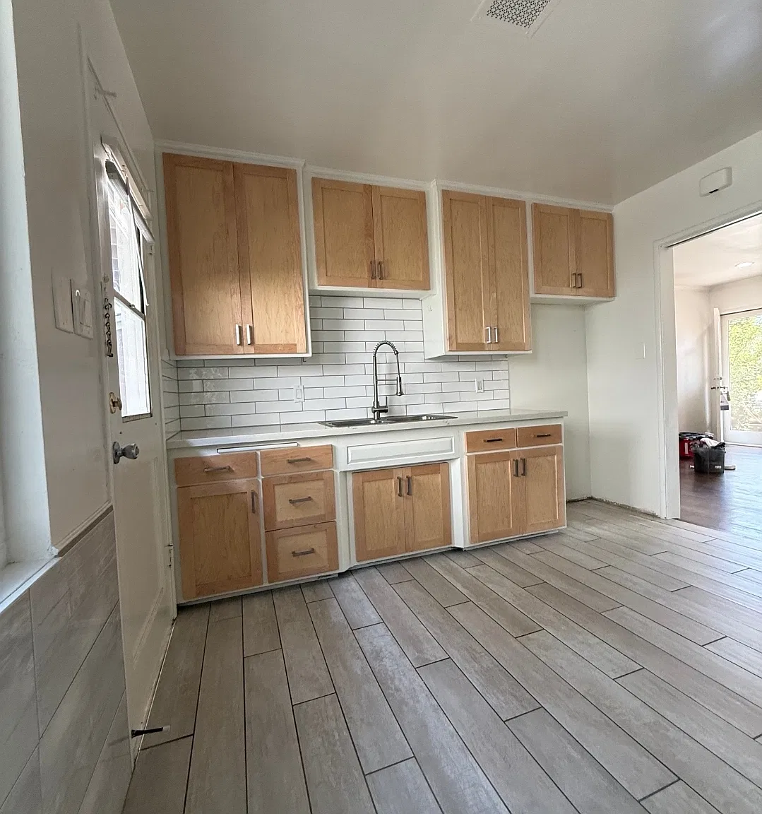 428 W Stocker St — Photo 1