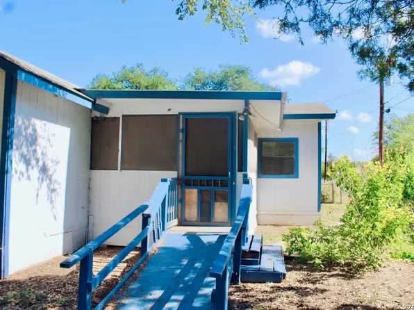 311 N MULBERRY ST, Pearsall, TX 78061