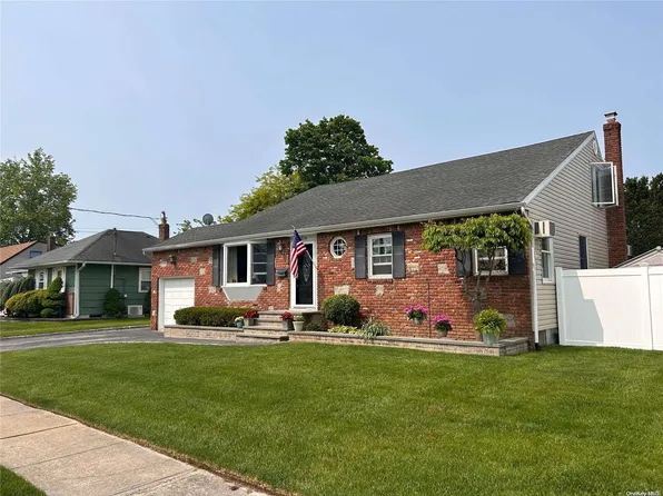 576 Center Briarwood Avenue, West Islip, NY 11795