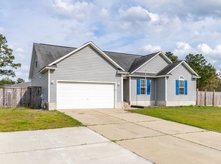 510 Copper Creek Dr, Raeford, NC 28376