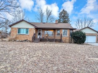 127 Maplewood Dr, Sycamore, IL 60178