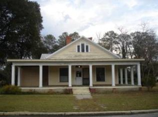 8 S Spring St, Claxton, GA 30417