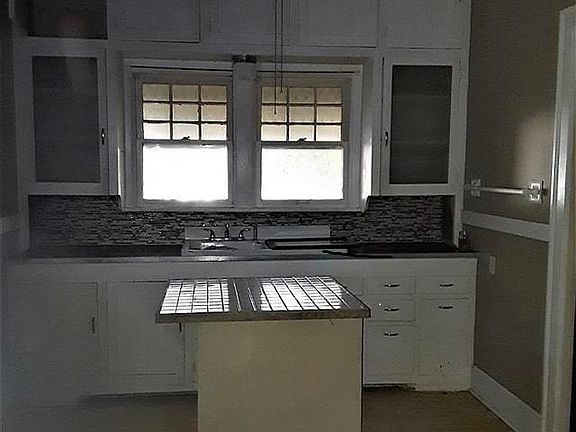 4th image of 1701 E Broadway Ave