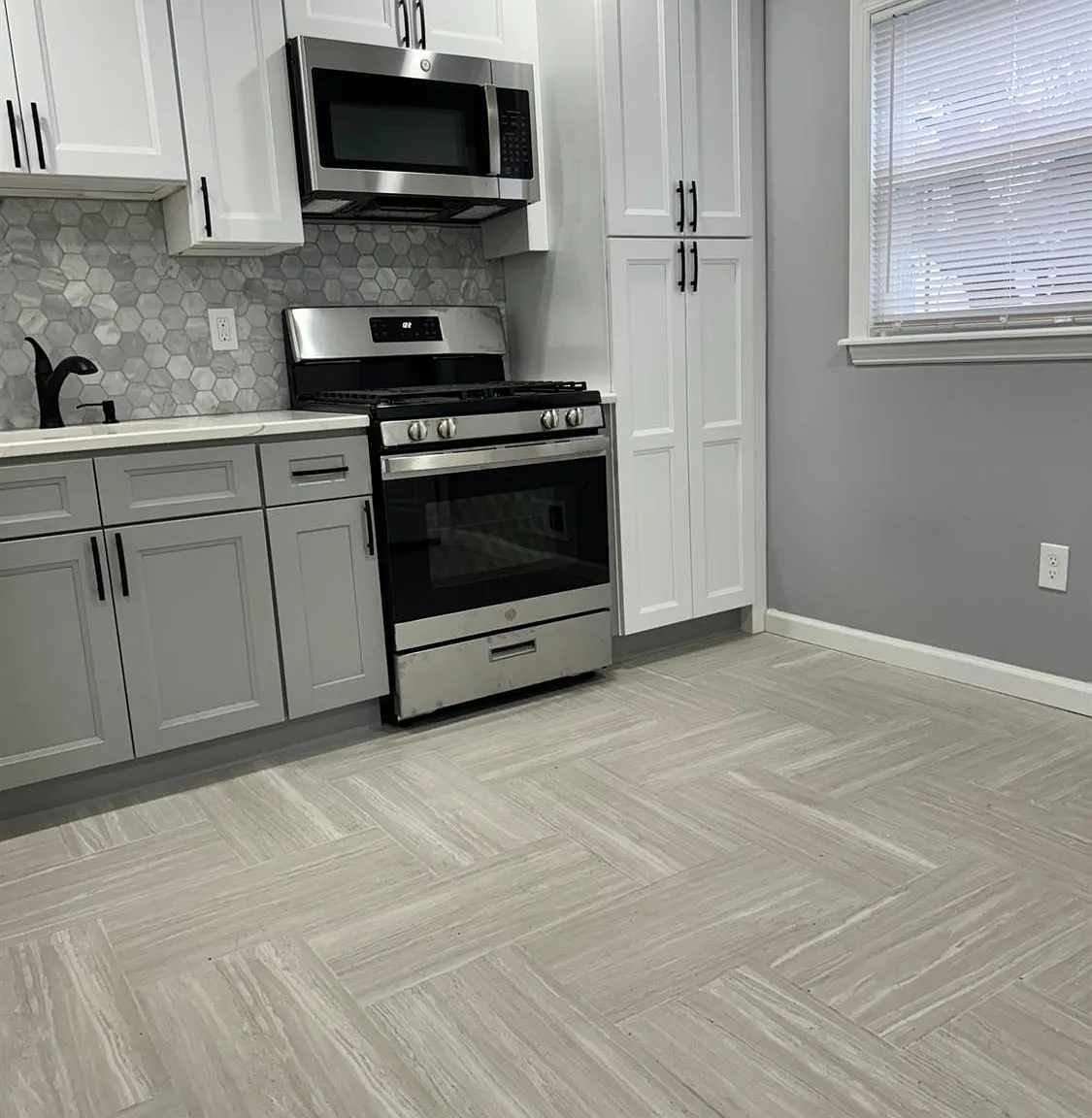 3 bed, 1.0 bath, 2628 sqft, $2,450 — Photo 4