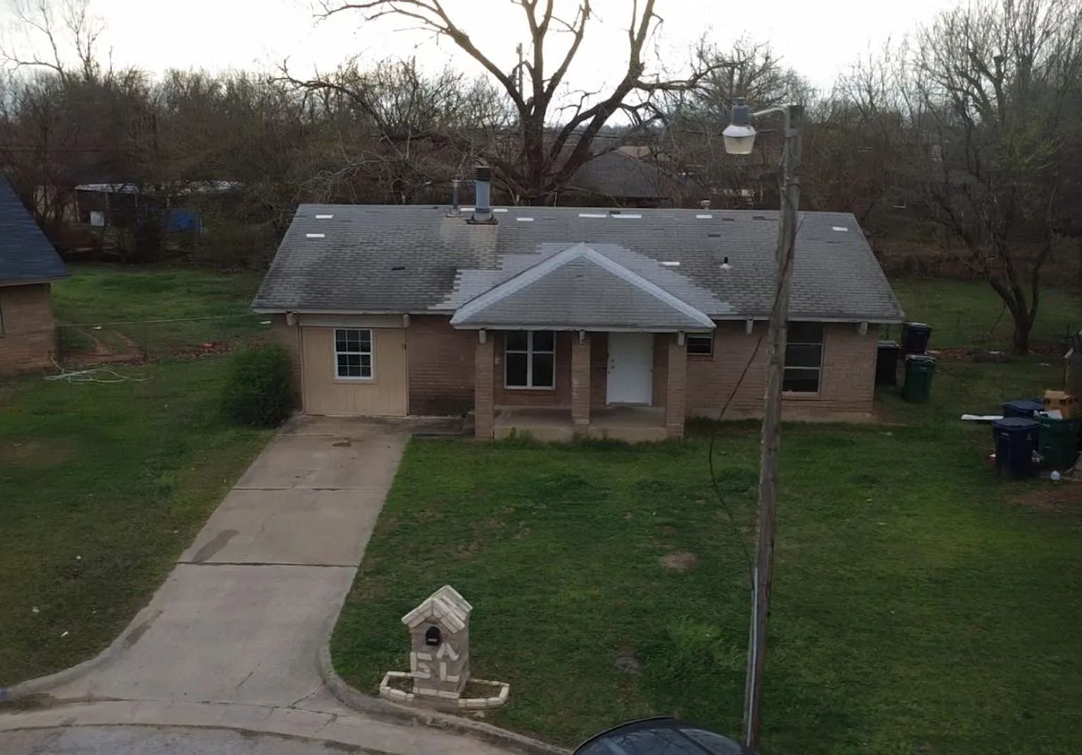 Charming 4-Bedroom Home with Spacious Yard! — Photo 4