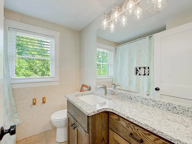 2531 Maple Ln W — Photo 18