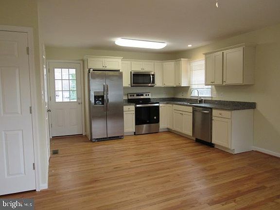 3rd image of 252 Polk St