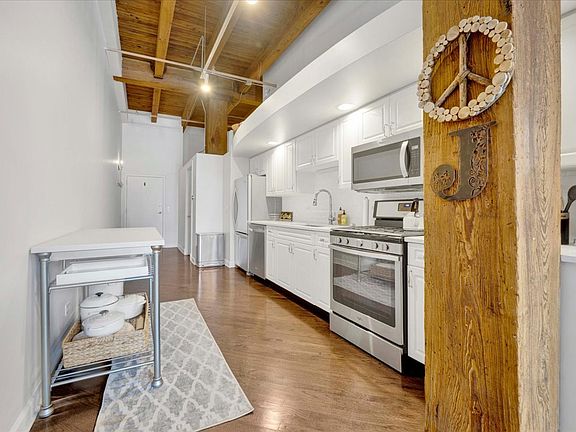 5th image of 616 W Fulton St APT 212