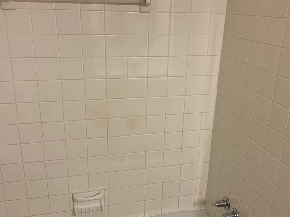 617 4th St #4, Charleston, IL 61920