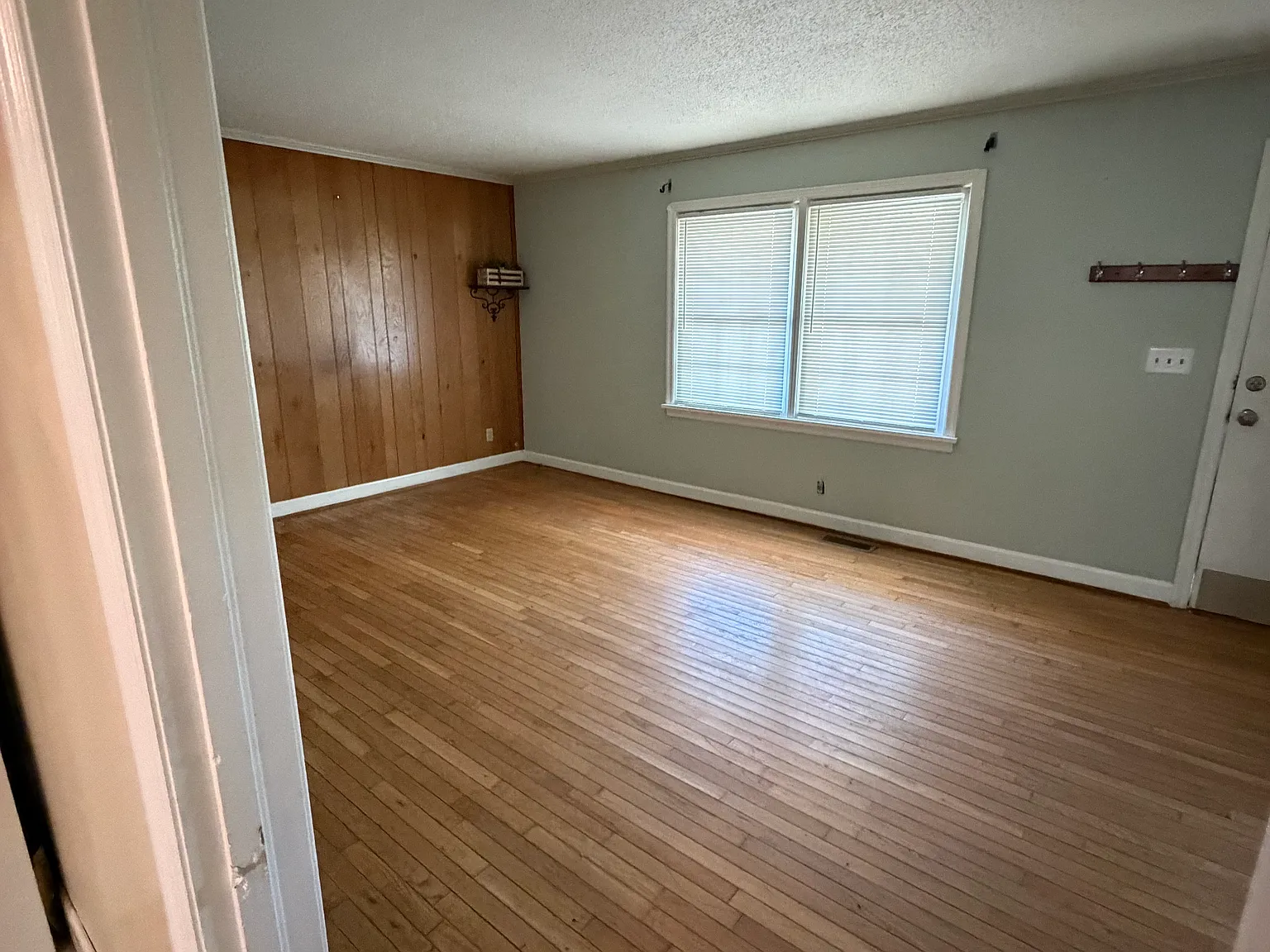 3 bed, 1.5 bath, 1421 sqft, $1,600 — Photo 3