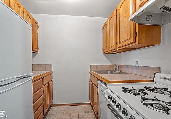 5th image of 13 W 131st St