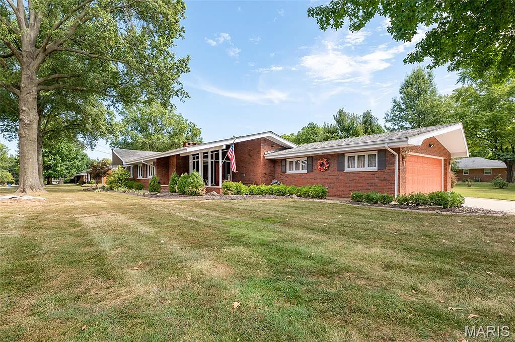 100 Dewey Dr photo 1