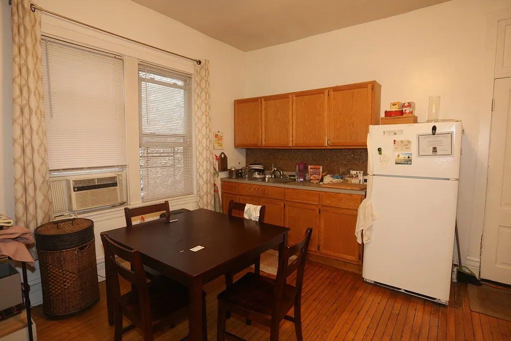 Awesome 2 Bed, 1 Bath at Division + Hermitage (Wicker Park) — Photo 2