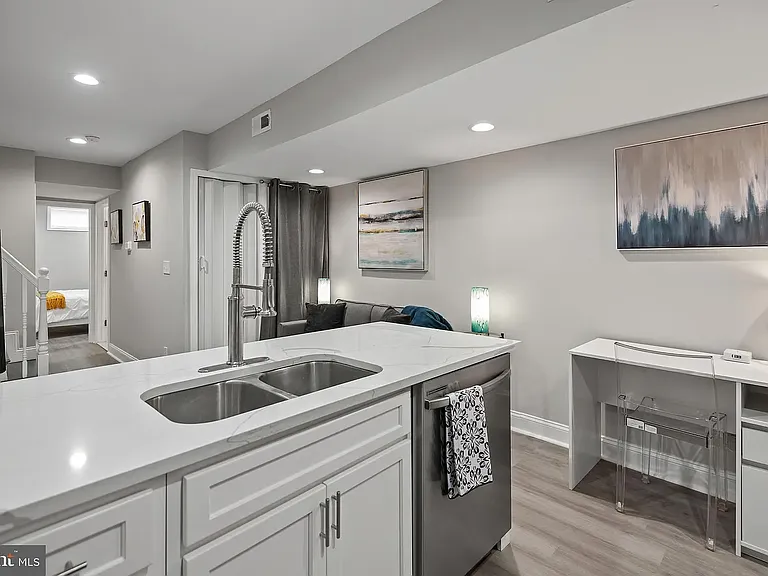2202 E Chase St — Photo 11