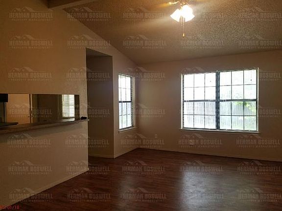 3rd image of 1119 Mountain View St