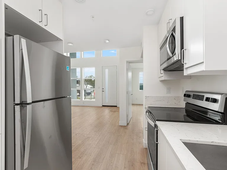 1924 Harding Ave — Photo 11