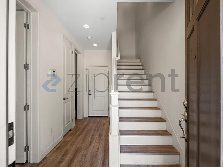 2387 Central Pkwy — Photo 4