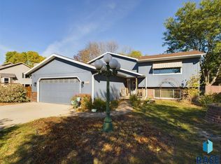 1029 E Cottonwood Dr, Brandon, SD 57005