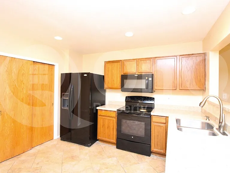 5216 E Florian Ave — Photo 3
