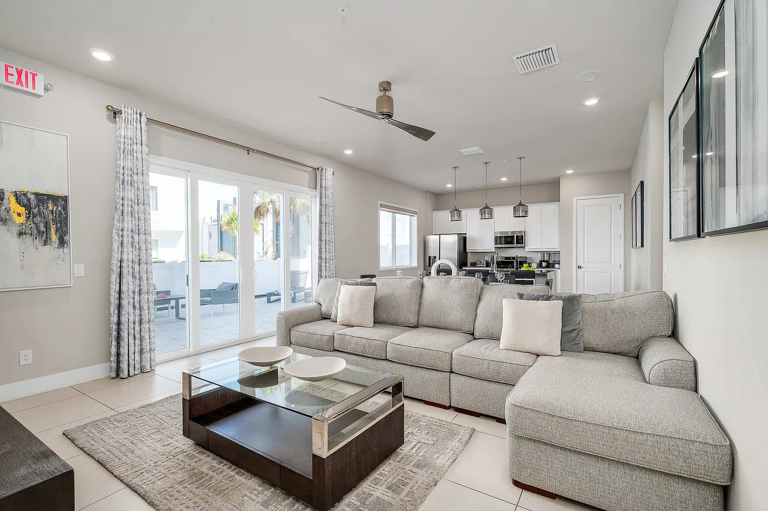 3 bed, 2.0 bath, 2572 sqft, $4,030 — Photo 1