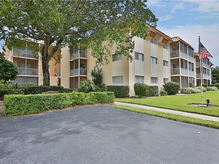 1100 Gulf Shore Blvd N #207 — Photo 1