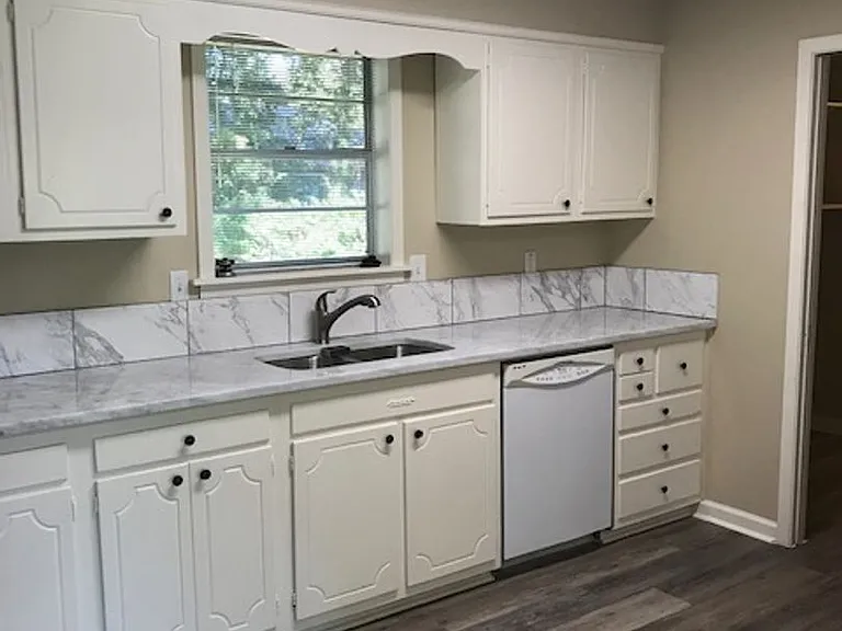 2504 Kenmore St — Photo 9