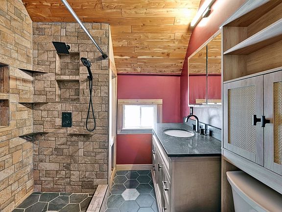 2nd image of 10 Hemlock Ct