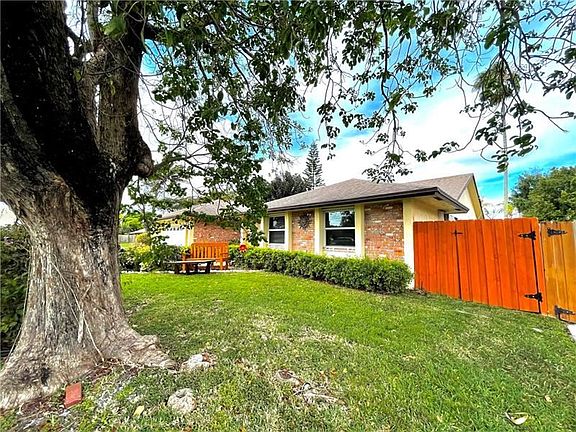 4th image of 1361 SW 26th Ave