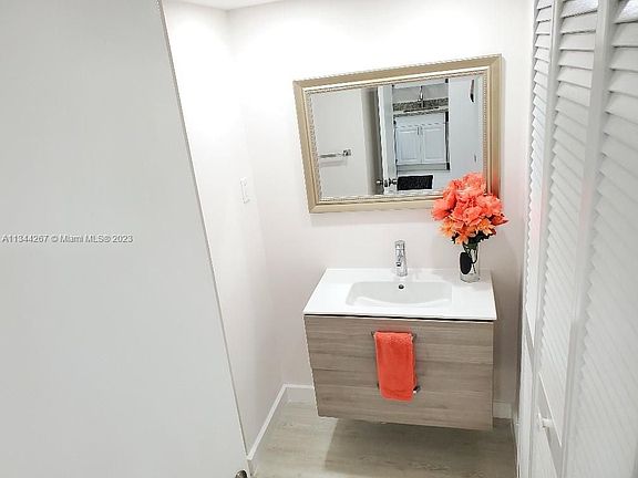 3rd image of 18011 Biscayne Blvd APT 503