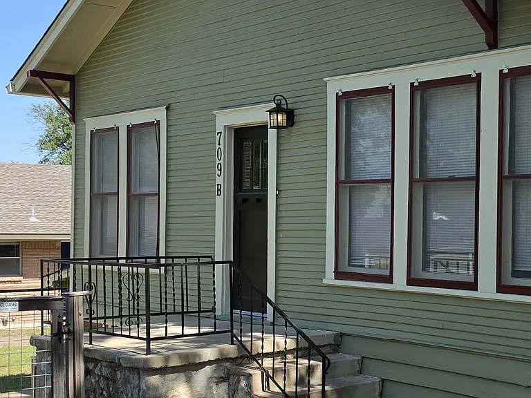 709 E 45th St #B — Photo 1