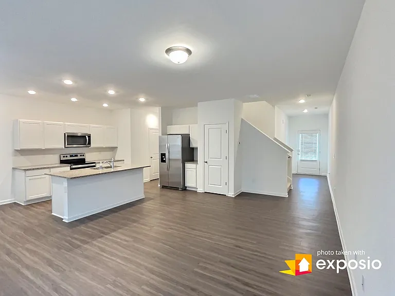 1118 Lossie Ln — Photo 1