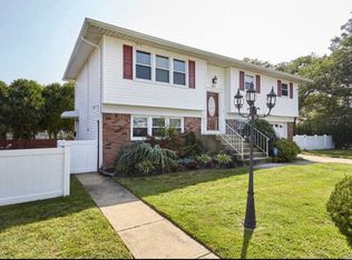198 N Queens Ave, Massapequa, NY 11758