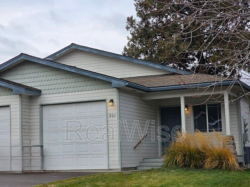 1st image of 931 NE Hidden Valley Dr