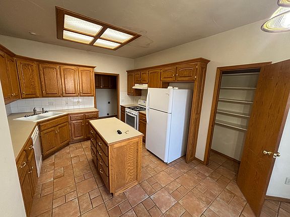 4th image of 2217 N Burdick St