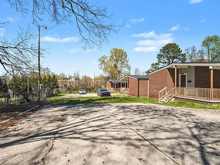 511 Saunders Pl #B — Photo 16