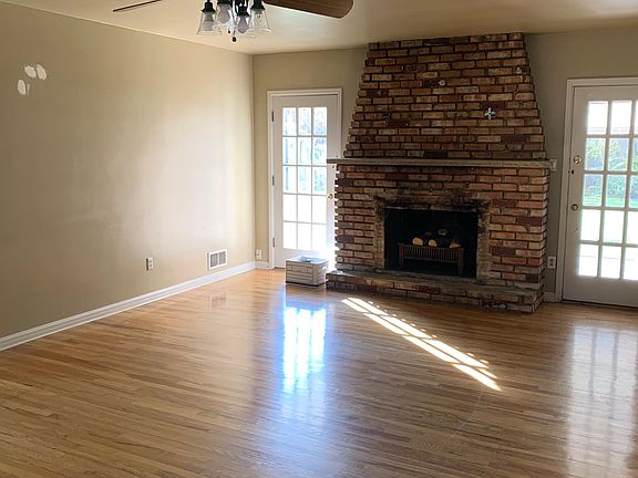 3rd image of 2682 S Beverly St