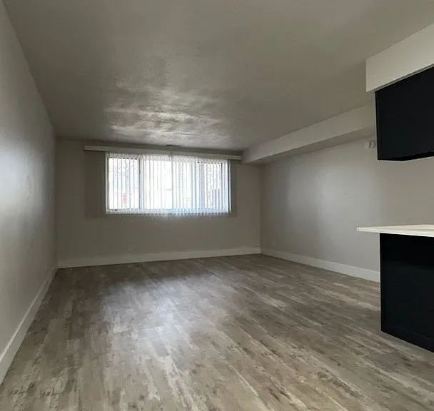 3341 Holdrege — Photo 3