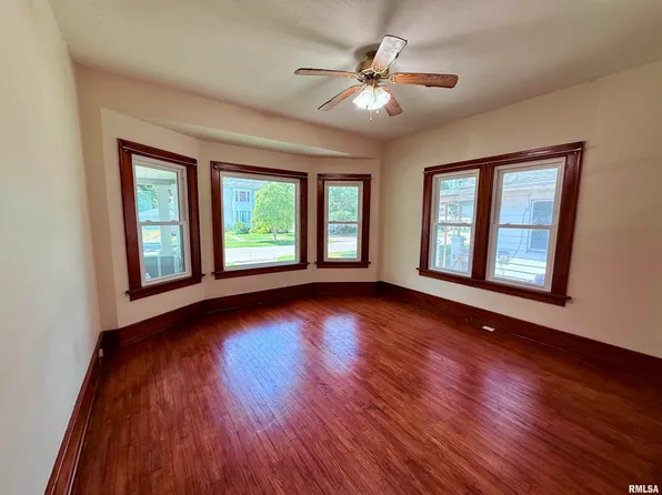 514 S Main St, Taylorville, IL 62568