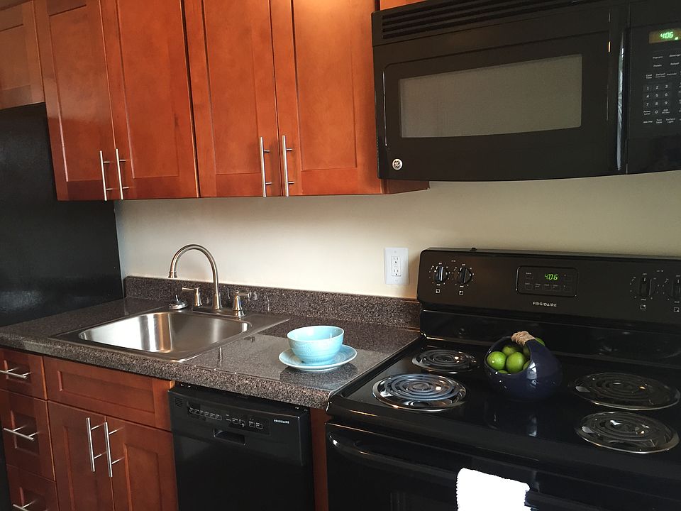 Brand New Kitchen with Microwave & Dishwasher!