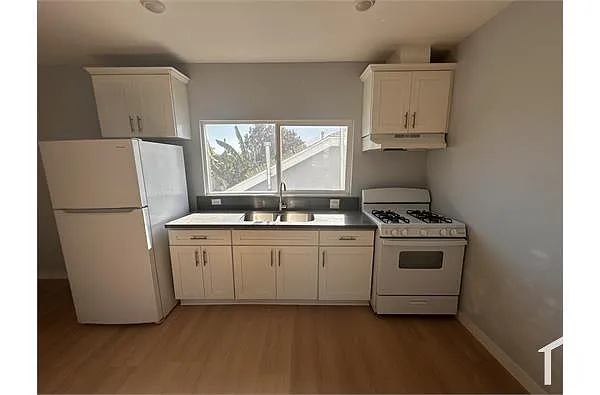 Building Photo - 923 W 75th St #927