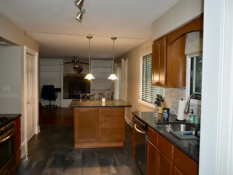 811 Ottawa Ct — Photo 2