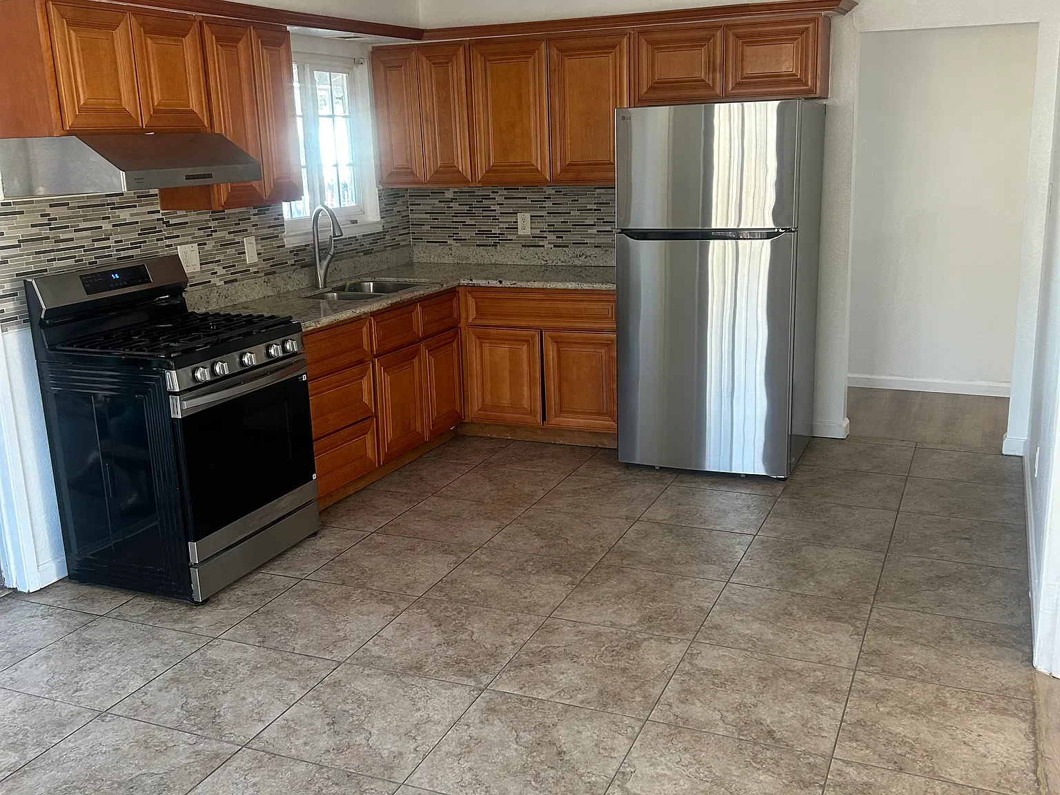 3 bed, 1622 sqft, $3,200 — Photo 2