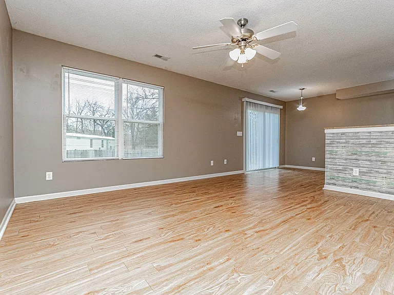 823 Whitetail Ct — Photo 3