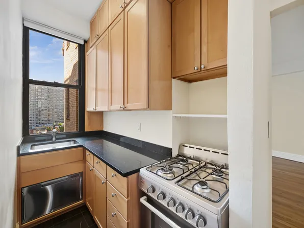 157 East 72nd Street image 9 of 17