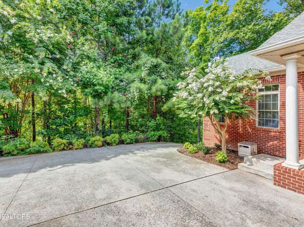 2464 Mountain Dr, Lenoir City, TN 37772